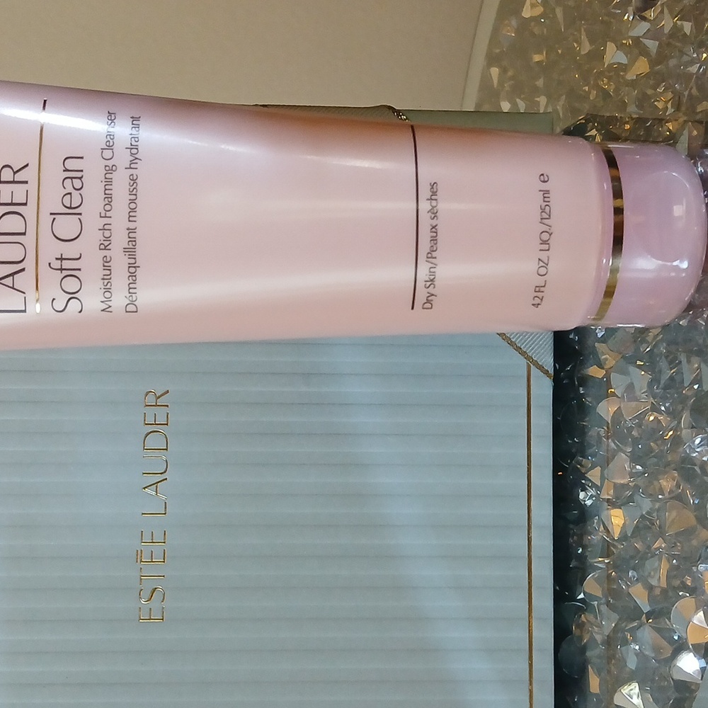 New Estée Lauder Full Size Soft Clean Foaming Cleanser - Picture 10 of 17